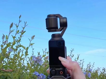 大疆pocket3拍人好看的参数&滤镜教程分享✨ 自用pocket3差不多两年
我敢说..真正拥有它是从学会调参数和选对滤镜片开始的本期毫无保留的分享我的爱用自拍参数&滤镜
@闺蜜上网课啦~
00:33机内基础参数
01:14卓尔人像二合一滤镜
01:28「1/4黑柔」叠加「增广镜」
01:51「冷光镜」叠加「增广镜」
卓尔的人像二合一滤镜三块滤镜片,1/4黑柔和冷光镜
需要叠加增广镜一起使用哦~增广镜磁吸在镜头上,拍摄中可以灵活的看需求叠加黑柔或者冷光镜,非常方便~
#大疆pocket3 #pocket3滤镜 #pocket3参数