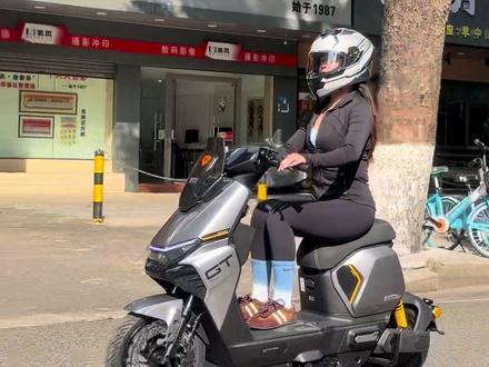 镇上的雅迪该重新排一下名了#手机摄影 #雅迪白鲨