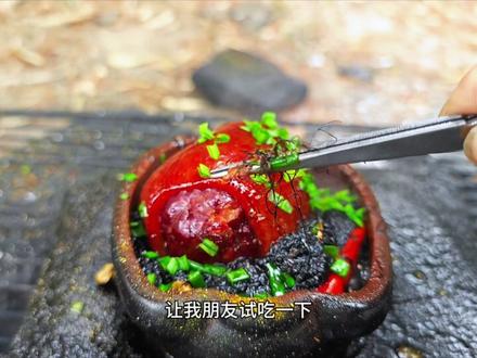 20块买了一个肘子,放石板上做王老吉口味肘子小火锅,好吃极了 在超市用20块,买了一个肘子,还有一瓶王老吉,回到营地后,放石板上烧烤王老吉口味的肘子小火锅,再配上一些海发菜,尝一口鲜美可口,香辣美味,肥而不腻太好吃了#肘子 #肘子火锅 #户外美食 #野外烧烤 #野炊烧烤