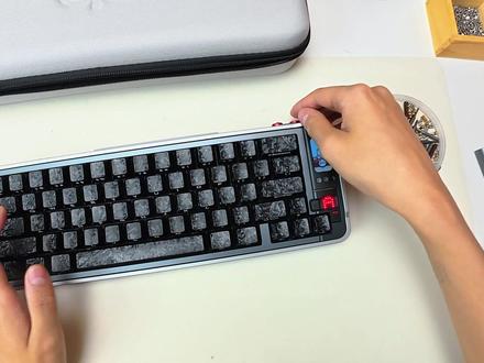 QK新壳子配上碳纤维居然这么帅! #游戏外设 #客制化键盘 #QK #碳纤维 #推荐