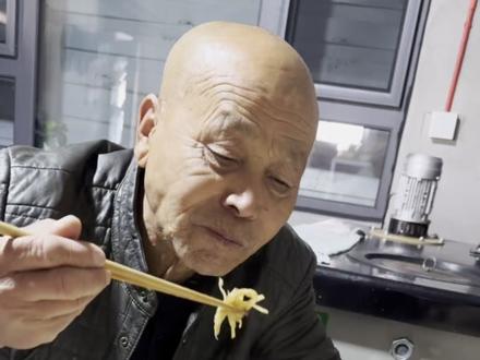今天老爸吃两样主食、吃嘛嘛香