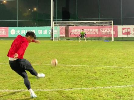 野球场远射没力?看完视频你又要进步了!#足球教学 #足球技巧 #射门 #远射 #远射破门 @甘超Harry