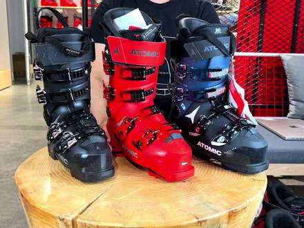 双板雪鞋介绍篇(9) Atomic 阿托米克 下篇 Hawx 男鞋、Redster Club Sport - PureSki滑雪方法论
Atomic Hawx 系列雪鞋
定位兼顾性能与舒适的全山雪鞋
全系列支持Memory Fit外壳热定型
容量从低到高分别是Ultra、Prime、Magna
Redster Club Sport 130 竞技系列
使用了Atomic最高端的双重绑带
弹性材料的下绑带负责减震
非弹性材料的上绑带负责提供支撑
适合脚比较瘦的
追求纯粹道内性能的高水平雪友
#双板滑雪 #滑雪 #滑雪教学 #滑雪装备 #滑雪装备测评 #Atomic #阿托米克
