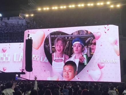 镜头切情侣kiss环节,突然切到哥仨,灵超瞪大了双眼,笑死我了导播好皮#太湖湾音乐节 #ONER @木子洋KWIN @灵超DIDI @岳岳PINKRAY