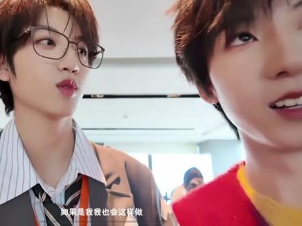 杨博文可能会折,王橹杰就说“杨博文要折30只”让杨博文自己完成任务……这是什么逻辑,因为杨博文会就活该自己做任务呗……当然这也可能是孩子们之间的玩笑话。后面杨博文说均摊也没啥问题吧,又不是他自己一个人的任务。陈浚铭说可以帮杨博文折两只,最多给他折两只是什么意思……这又不是杨博文自己的任务……当然这也可能是朋友之间的口嗨。杨博文说自己不想折的原因,说的难道不是事实吗?也没说错什么啊。所有人都挺正常的。##千纸鹤事件 #TF家族四代 #杨博文 #奇文