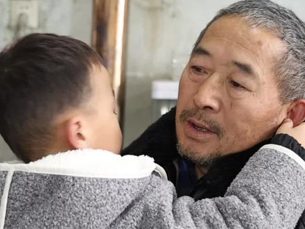 12月20日,田家金大爷说,自己出摊的路途中经常忍不住流泪,太想儿子了。他要把孙子、孙女培养成对社会有贡献的人。(采编:张维龙 王橹 于琛 蔡皓)#传递正能量#城市因你而美#感动瞬间#东营