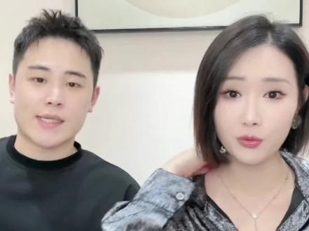 毛毛与许儿谈婚论嫁:在现实诉求与理性磨合中寻平衡
毛毛和许儿在直播间谈结婚,藏着当代婚恋的现实切面:认识三年的基础、“到岁数该稳定”的诉求,让谈婚论嫁成了顺理成章的选择,这种对安稳的渴望,是经历岁月后对情感归宿的务实追求,值得理解。
但辩证来看,核心矛盾也很清晰:15岁的年龄差,不仅是数字差异,更可能藏着生活节奏(如人生规划与职场冲刺)、认知习惯的潜在分歧;而“认识三年却仅正式恋爱两个多月”,短时间的热恋激情,未必能完全覆盖柴米油盐中的磨合——比如消费观念、家务分工等细节,仍需时间验证。更关键的是,“结婚是两个家庭的事”,双方家庭的价值观、育儿(若有计划)、养老责任等认知差异,若未提前沟通,易成婚后隐忧。
前瞻性来看,“该往下进行”不代表“急于推进”。建议先拉长“婚前磨合观察期”,比如共同规划一次长途旅行、参与彼此的家庭聚会,在具体事务中看清适配度;针对年龄差,可提前沟通未来规划(如健康管理、生活节奏);对两个家庭,不妨由两人牵头做一次坦诚沟通,明确边界与共识。婚姻的稳固,从来不是“到点完成任务”,而是在理性正视差异后,用主动磨合筑牢基础。#创作灵感#幸福生活 #记录真实生活 #生活感悟@毛毛毛 @许儿
