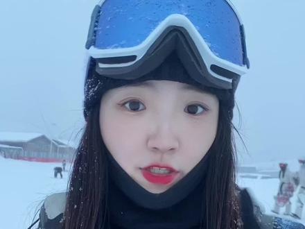 扫盲指南!新手小白🏂入门三件套怎么选?
所谓三件套就是滑雪鞋、滑雪板、固定器。
如果入门时有人对我说这些就好了!所以我会在视频里分享给新手宝宝们答案~
⚠️忠告:如果每年体验1-2次不要买!租就可以了
❄️什么情况下才需要购买入门装备三件套?
❄️入门滑雪板怎么选?
❄️入门滑雪鞋怎么选?
❄️入门固定器怎么选?
❄️预算2k可以整齐三件套的推荐。
友博雪具的滑雪板是真的很nice!超出我预期的好!固定器和鞋子也足够新手入门了。一套2块多、还可以出二手。
#全民冰雪季 #影石冰雪挑战赛 #单板滑雪鞋 #ws滑雪鞋 #带着影石去滑雪