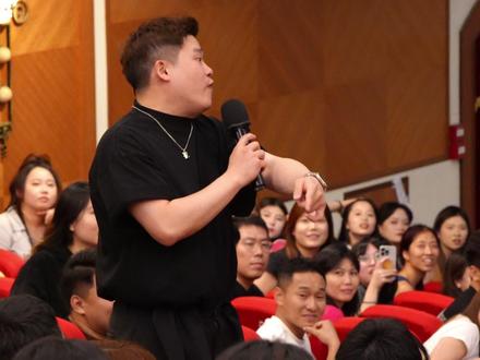 年少有为的男人 一旦有了底气,气质都不一样了#二狗脱口秀 #脱口秀互动 #成都一支麦脱口秀 #脱口秀爆梗名场面