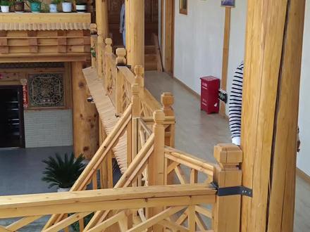 到了#香格里拉,如果想要看#高山草原 ,那么#纳帕海草原 不要错过,如果有幸能住在#仁青茨姆美苑 ,那你能遇到一位热情的老板娘,她可是一部纪录片的女主哦。住在这里,直接就能看到草原,运气好的还能看到远处的雪山。