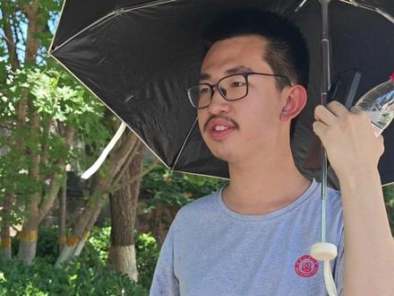 神似韦神!101中学考生提前半小时出考场,直言今年语文作文题目水平低!#全抖音为高考加油 #每个人都是高考守护者 #2026高考 #高考 #语文作文