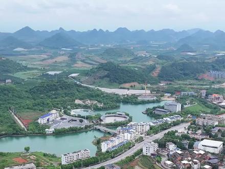 回龙圩管理区,是湖南省永州市人民政府派出机构,行政级别为正县级,前身是湖南省国营回龙圩农场,农场成立于1958年,位于湘南边陲与广西贺州富川县交界。2001年永州市设立回龙圩管理区,下辖回龙圩镇,马鹿头、神仙洞、八仙洞、兴隆、李家塘、永济亭6个办事处,回峰国有林场。总面积107平方公里,耕地面积2.9万亩,有林面积11万亩。总人口3.52万人,其中瑶族同胞占全区人口的68.3%,是一个民风淳朴、生态优越的瑶族聚居区。这里有1所中学、1所完全小学和1所人民医院。回龙圩管理区是农业部绿色食品生产基地和外贸出口基地、水利部自压喷灌基地、湖南省社会发展综合实验区和优质农产品出口基地。1996年回龙圩镇被列为全国小城镇综合改革试点镇,2016年回龙镇入选“全国重点镇”。是国家农业部无公害柑橘生产基地,全国农垦系统中最大的柑橘无公害示范基地,也是全国农垦现代农业示范区,“回峰”牌柑橘荣获国家农业部无公害食品认证,并获湖南省著名商标,有“湘桂边界柑橘之乡”之美誉。#航拍 #航拍最美家乡 #抖出你的家乡 #回龙圩管理区 #抖音助力三农