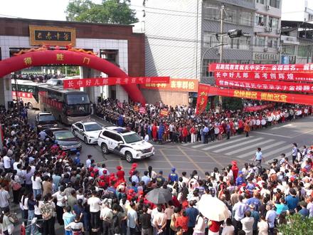 为什么小地方把高考看得这么重? 这不是形式主义,是山野小镇最赤诚的偏爱!大人们不懂华丽的励志语录,只懂用最朴素的方式撑腰!#高考送考壮观场面 #高考加油 #南江故事