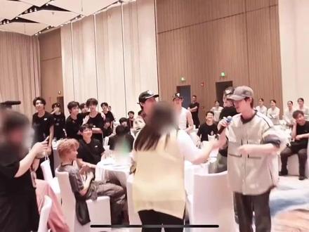 年会红包发六个六 老丁财力了得🥴#丁程鑫 #时代峰峻年会 #时代峰峻