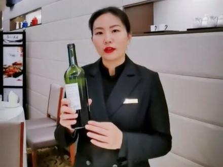 这样将红酒倒入醒酒器口感会更好#职场礼仪 #红酒 @抖音小助手