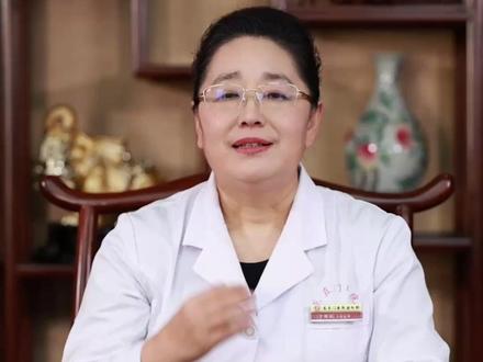 #冬日皮肤自救指南 深冬一到,皮肤干燥、瘙痒、脱屑又来缠人了!从中医角度看,这多半是血虚风燥在作祟。北京中医药大学东直门医院国际部主任——于国泳教大家超实用的“两穴一粥一霜”,轻松拿捏冬日皮肤维稳,内调外养双管齐下,这个冬天和干痒脱皮说拜拜~#于大夫的养生小妙招