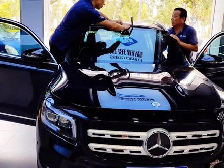 奔驰GLB前挡更换原厂玻璃,整个更换过程大约两小时,更换完成后2天不要洗车,不影响正常使用,不需要停放过夜噢#汽车玻璃更换 #福耀玻璃 #同城好店推荐 #专业的事交给专业的人来做更靠谱