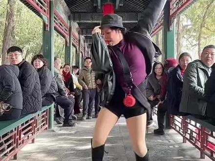 第22 站了. 来到了历史上最长最长的长廊站颐和园《站台》来袭. 跳的不是舞. 是传递开心快乐! 这么多人看着我. 能否给个面子. 夸我两句. 这样我就不紧张了🤣🤣🤣#最潮广场舞 #抖音年味大赏 #真实生活分亨计划 #湿眼包专属音乐来啦 #舞台无处不在