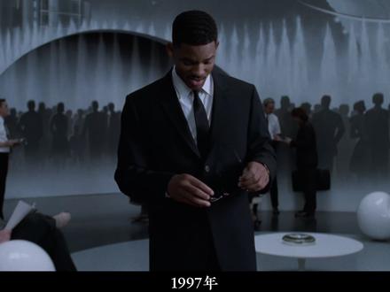 1997年,威尔·史密斯饰演的J探员收拾好人间,在他身后,星河静谧。但没有观众能预料到,这里接下来的几十秒会成为影史最震撼的“宇宙暴击”。#黑衣人 #威尔史密斯 #好莱坞 #外星人 #好莱坞大片