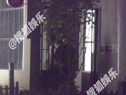 #王鹤棣 深夜工作出来,作为老板开车带着助理,最后开大G画面真的好像放羊的星星😍#王鹤棣收工开车带助理下班