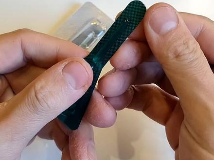 体外驱虫滴剂的使用方法演示,非泼罗尼滴剂是我们常用药,不进入血液,和皮肤油脂混合形成保护膜,我家这个打野的家伙一个月一次#宠物驱虫 #养猫新手 #猫咪驱虫药推荐 #棕虎斑美短
