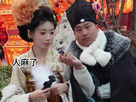 长达1分23秒的对峙,她应该不舍得我离开吧#社恐#街头互动#清明上河园#苏轼不写诗