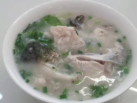 广东经典生滚鱼腩粥。滚一滚,鲜美嫩滑,简单又好吃,生滚骨腩粥 #生滚粥 #骨腩粥