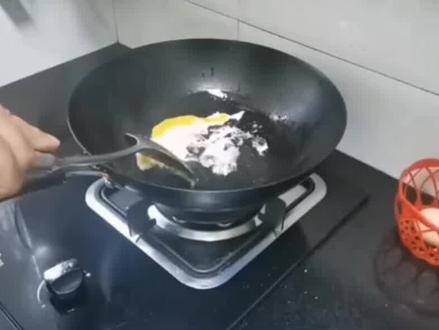 原来煎蛋粘不粘锅,跟锅没关糸#厨房小技巧 #无涂层不粘锅 #开锅养锅