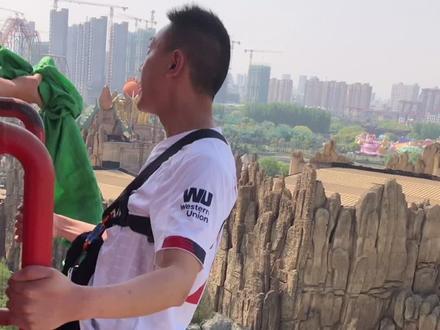 #五一去哪嗨 #常州恐龙园蹦极 去过全国很多蹦极站点的小哥,多跳几次,你能否像他一样潇洒呢