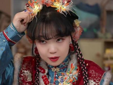 没错!我们做的是刺绣的可亮烟花发夹! 不是扭扭棒哦~是刺绣+天然羽毛。电池可换,可亮灯可换电池的烟花发夹,整个新年拿捏住! #烟花发饰 #烟花发夹 #发光烟花 #新年发饰 #新年发饰安排上了