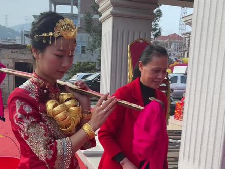 莆田地方习俗新娘嫁到男方家要去井边挑水回家。水寓意着财,财运风生水起。水桶里面放一些什么你们知道吗? 😀