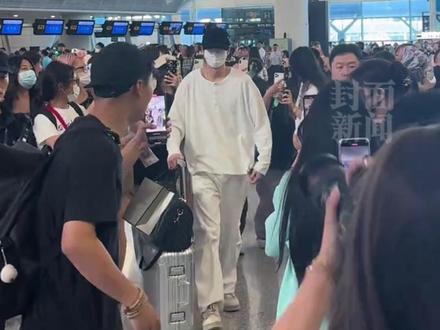 素人男生在机场被认成演员田栩宁,被大量粉丝围拍尖叫,4个不明真相的保安贴身开路😂#田栩宁