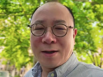 SpaceX还亏多少钱? SpaceX财报的亮点与痛点。8月4日,马斯克旗下SpaceX发布上市后首份季报,总体大幅度增收并减亏,但投资市场看法有分歧:
1、6月12日登陆纳斯达克发行价135美元,6月16日股价冲高至225.64美元,对应总股本131.59亿股,峰值总市值2.97万亿美元;后续股价持续回落,8月3日最低104.83美元,市值缩水至1.38万亿美元,不足高点一半,9亿股原始股即将解禁,市场估值分歧显著。
2、二季度总营收78.14亿美元,同比大增92%,净亏损同比减半,调整后EBITDA达35亿美元,同比上涨191%;公司手握千亿美元现金与475亿美元长期订单,但星舰、AI算力持续大额投入,短期难以全面扭亏。
3、公司三大业务发分化:星链通信是核心现金牛,二季度营收43亿美元,占总营收55%,同比增长66%,全球付费用户1200万,政企商用业务增速翻倍,板块实现稳定营业利润,支撑企业基础现金流。AI算力为增长最快板块,营收26亿美元,占比33%,同比暴涨247%,算力租赁、自研大模型带来大额订单,剔除硬件投入后经营端已盈利。航天发射(星舰)营收9.62亿美元,占比仅12%,发射频次领跑全球,但星舰迭代、基地建设持续拉高成本,长期拖累整体利润。
3、卫星互联网走民用+政企双变现路径、天地数据联动AI是长期趋势;可复用火箭是航天行业核心成本壁垒,国内商业航天企业仍处于亏损培育期;天地一体化算力打开行业增量,但太空算力短期难以规模化落地。同时需警惕高成长科创企业估值泡沫,大额研发投入会持续压制盈利,概念炒作易引发股价大幅回调,不宜重仓押注相关赛道。
以上基于公开信息的个人独立分析,不代表任何机构意见,不构成具体投资建议,市场有风险,投资需谨慎。
