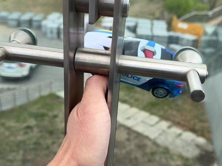 小伙天台上发现变形警车玩具 捡到咔宝车神变形巨人机甲太帅了#咖宝车神 #咖宝车神之超能救援