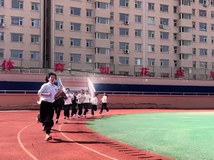 大家好:我是爱运动的李老师,今天我们一起来看看初三学生要备考的体育项目♀️必考项:跑步🏃♀️、立定跳远。四选一的项目:跳绳、前抛实心球、仰卧起坐、坐位体前屈。二选一的项目:篮球🏀足球⚽️来看看我们飞龙学子的表现#体育锻炼增强体质