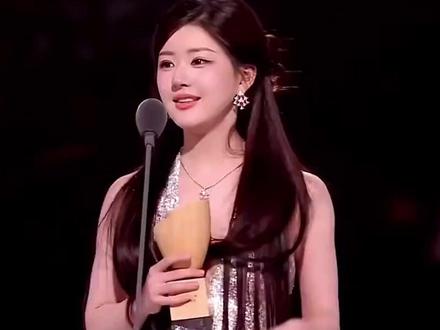 白鹿赵露思,这一路走来终于在顶峰相见#2025影娱年终大赏 #星光大赏 #白鹿 #赵露思