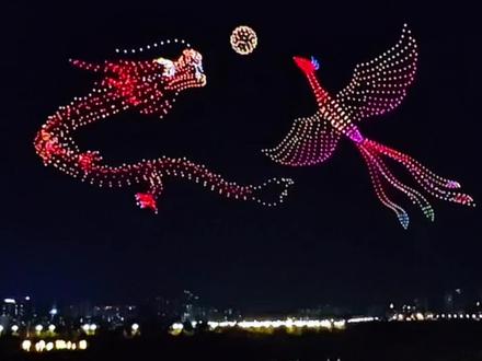 #无人机灯光秀 #无人机焰火秀#资阳是个好地方#家乡美#闹元宵 3月1日晚,资阳苌弘广场实拍!
提前闹元宵,场面超震撼!
2026架无人机+绝美烟花秀闪耀资阳夜空,
资阳是个好地方,名副其实!