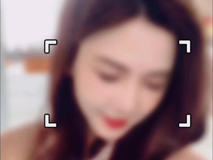 大概这两年,是我长这么大最难熬的时光,也是我成长最多的两年,走错的路,做错的选择,也在无数个夜晚想过要怎样满意的过完这一生。太廉价的糖,终是没有那么甜 那些委屈和伤害像耳光一样抽的我哑口无言。很多事情也只有经历过才会懂得 命运就像蒲公英,落到肥处迎风长,落到瘦处苦一生 半点不由人。命运早就安排好了,妥协不过是成长的一环。很多事情尽力就好。时间会筛选我们身边的人 当然也会把合适的人留在我们身边。是花自然香,是爱自然长 、你一定会幸福的#情感共鸣 #努力成为更好的自己