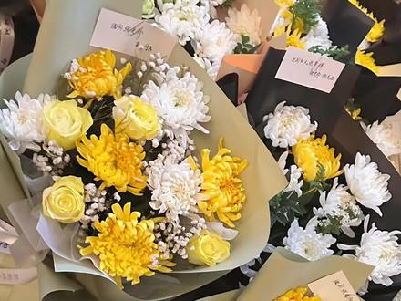 张雪峰离世后公司楼下摆满鲜花,数位网友线上下单送花悼念,骑手:忍不住想哭,送达后还有工作人员迎接#张雪峰 #精选主播说 (编辑:小晨)