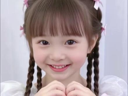 你们要的六一表演发型来咯,简单又好看,日常扎也好美吖~#生女儿就是用来打扮的#儿童编发#六一儿童节#头饰发饰#发圈头绳