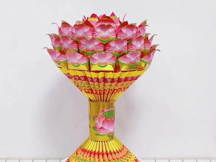 #真实生活分享计划 指尖折出莲台意,掌心点亮马年春。以金纸为光,借莲花为芯,做成一盏宝莲灯。愿此灯长明,照见岁岁安康;愿此灯圆满,护佑事事顺遂。灯火微澜处,是马年的好兆头,是人间的常团圆。#折纸 #民俗文化 #宝莲灯 #新年