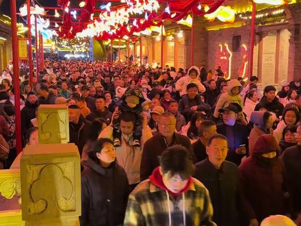 榆次老城看烟花无人机的一定要早来,不然就限流了!晚上七点十分放烟花