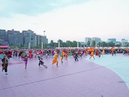 中华战舞•盛世华章 千人英歌展演 2026年1月1日,揭阳市首届英歌文化周:“中华战舞•盛世华章”千人英歌展演在揭阳楼广场震撼上演,来自粤东地区的16支优秀英歌队齐聚一堂!#揭阳市首届英歌文化周 #中华战舞 #千人英歌 #揭阳小灵通