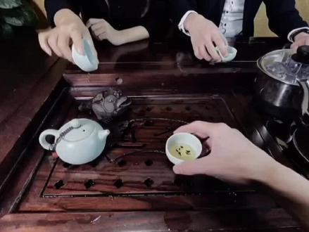 做客拜访时如需倾倒杯中余茶,应避开主人的茶宠,若将茶水浇淋到对方茶宠上,失敬且失礼#江湖薛 #是时候牛气一回