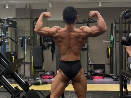 这是一期造型教学视频。背展双肱二头肌个人认为是7个规定造型中,难度系数最高的动作,要做好这个动作,从你的脚趾到你的手腕,你都需要不断调整才能呈现出最佳视觉效果。本期我着重讲一下,如何收紧你的大小圆,让你整个背部的宽度与质感获得更好的兼顾。看完之后相信小伙伴们会有更多的理解和收获。#健身干货 #健身教学 #健美造型 #背阔肌 #线上一对一 @小侯维尼