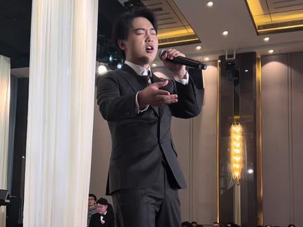 #结婚#陶喆#婚礼#唱歌#婚礼唱歌
也是在自己的婚礼上当上了机长
亲戚评价:这小伙子唱得怪好听的呢,一声大一声小的
😂😂😂😂