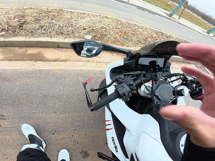 摩托车离合器的使用方法以及原理讲解 离合器是摩托车上对于骑行体验来说很重要的一个部位,档车的起步也离不开离合器,但是很多新手朋友们并不清楚离合器的原理,所以今天我这一起带给大家,教会大家摩托车离合器的使用方法以及原理讲解。#摩托车教学#摩托车#离合器 #手动挡