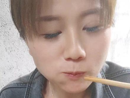 其实两个在一起不容易,缺点可以改,性格可以磨合,但是吃的真的吃不一起,我喜欢吃的他不喜欢,他喜欢的我不喜欢