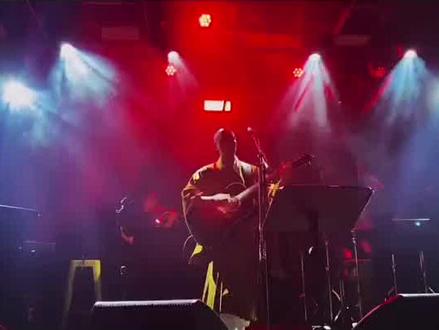 #音乐现场 听这首歌就会想起特种兵的“一步三摇”!