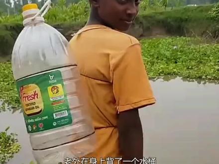 全身绑满矿泉水瓶,能漂浮在水面吗?看看老外跳下水后好戏才开始 #老外真会玩